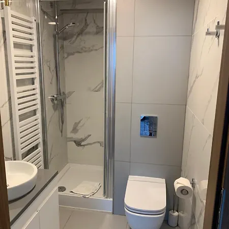 Goscinne Ikar - Metro I Parking Apartment